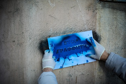 قوسشىدا ەسىرتكى جارناماسىمەن اينالىسقان جاستار اشكەرە بولدى