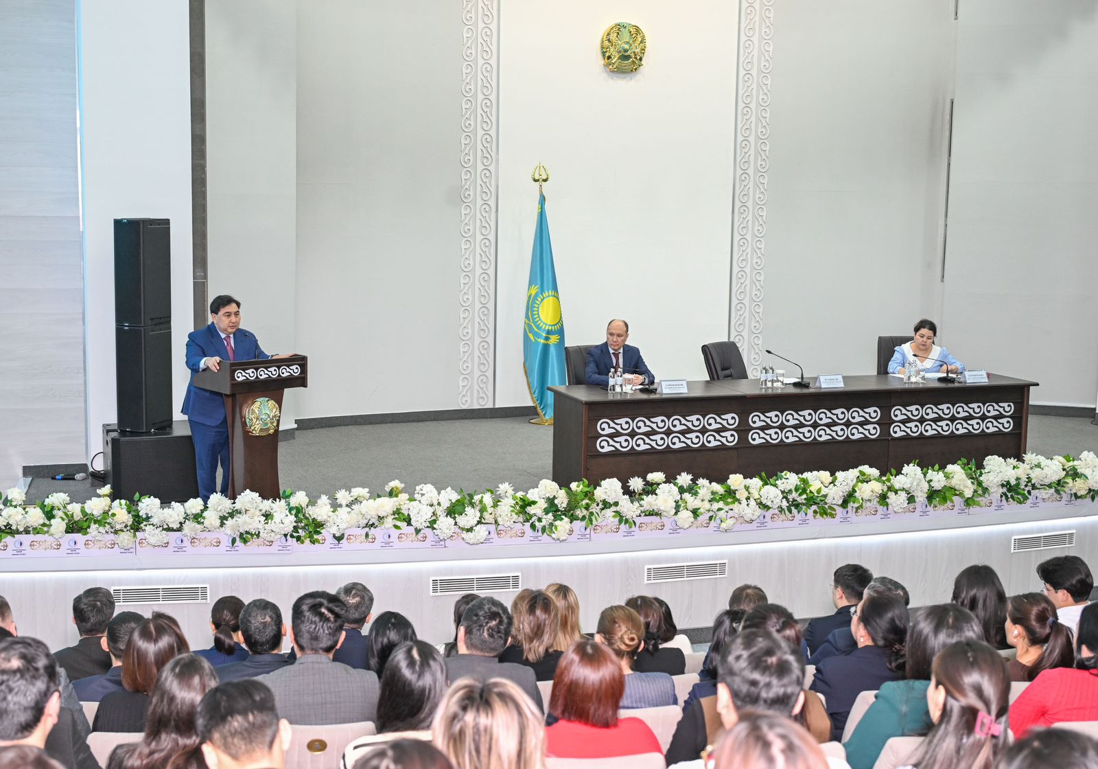 دارحان جازىقباي: مەملەكەتتىك قىزمەتشى قوعام سەنىمىنە يە تۇلعا بولۋى ءتيىس