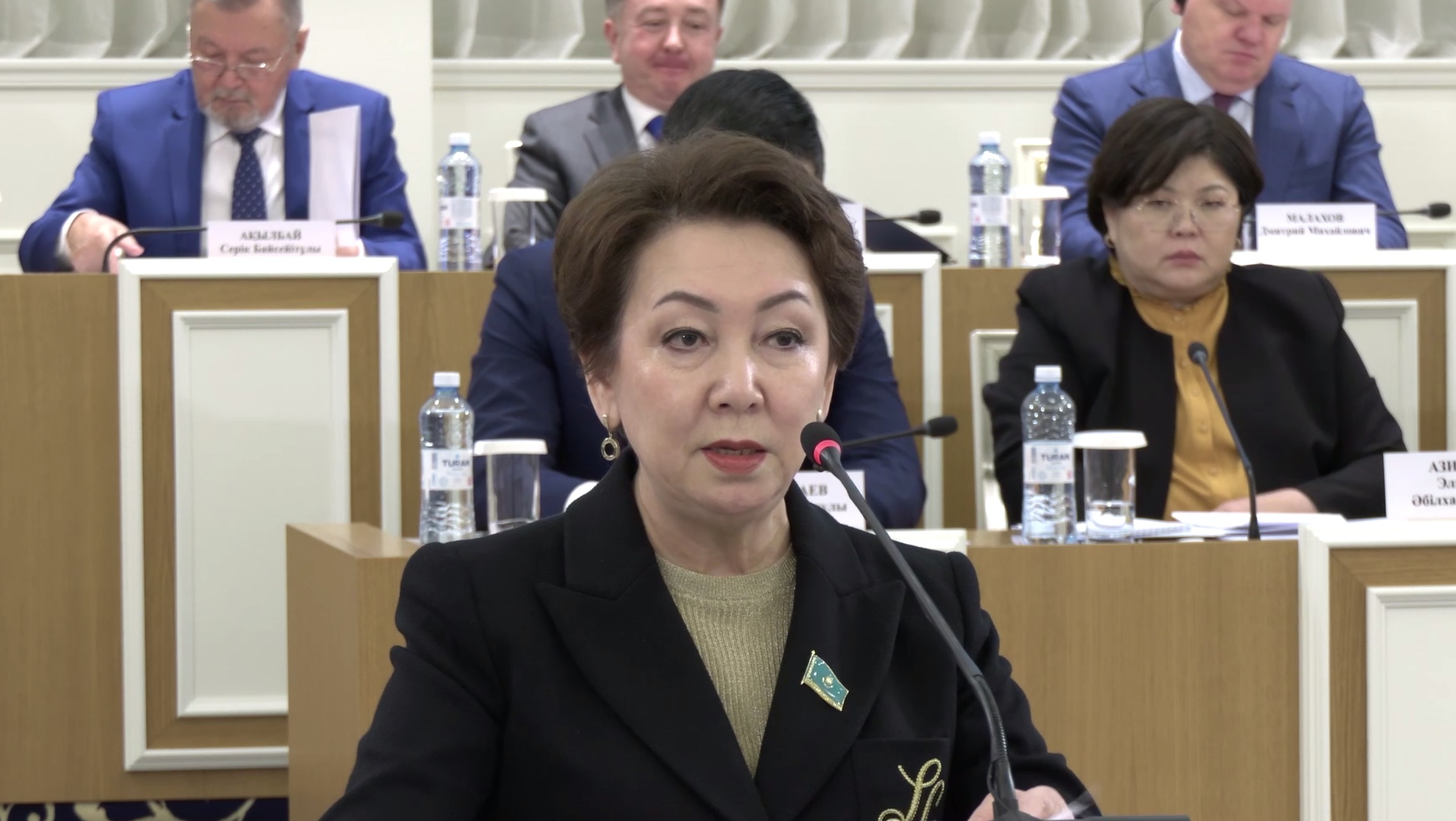 دانيا ەسپاەۆا: بىزگە جەكەلەگەن تۇزەتۋلەر ەمەس, جاڭا كونستيتۋتسيا قاجەت