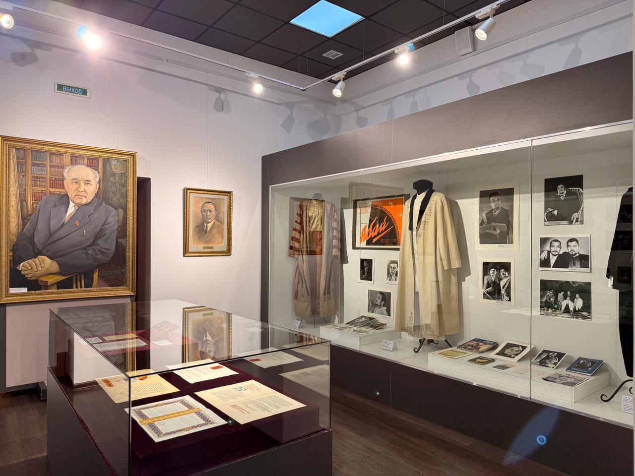 اۋەزوۆ تەاترىنىڭ ءجۇز جىلدىق تاريحىنان سىر شەرتەتىن قۇندى دەرەكتەر جاريالاندى