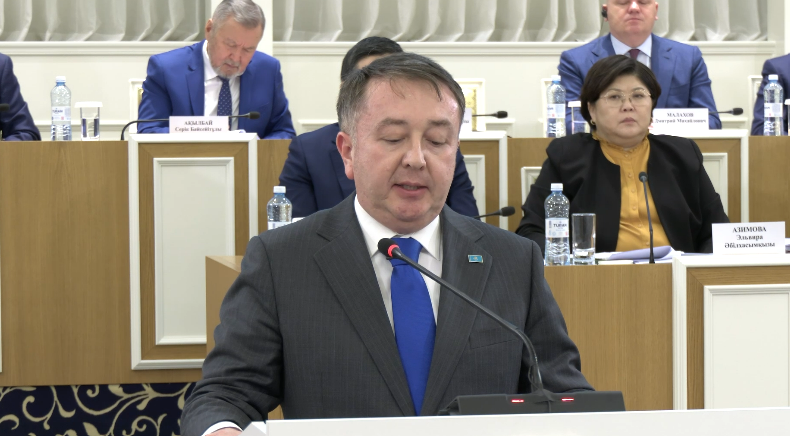 مينيستر ەرلان سارسەمباەۆ كونستيتۋتسيانىڭ جاڭا رەداكتسياسىن قابىلداۋدى قولدادى