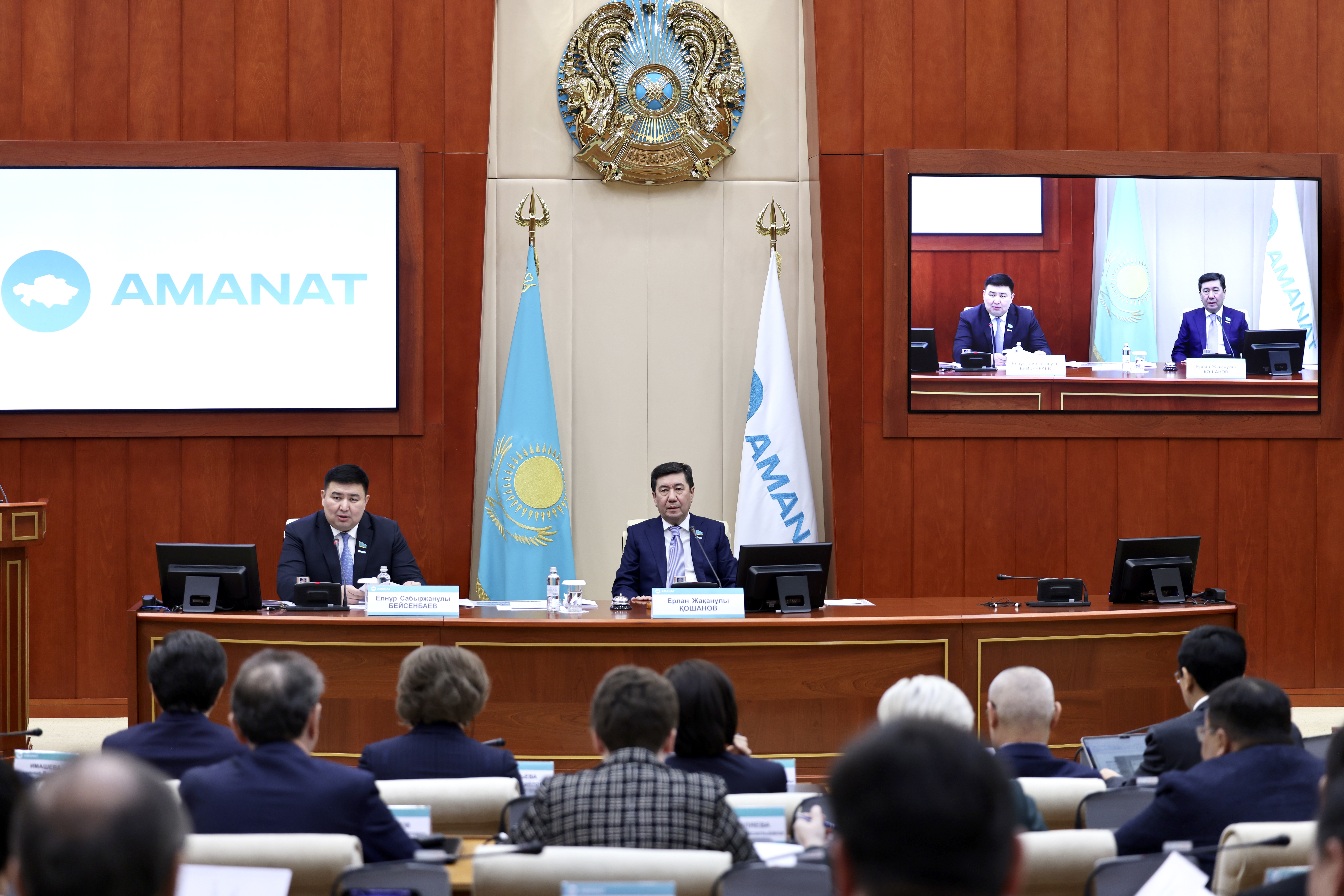 ادامي كاپيتال – مەملەكەتتىڭ باستى بايلىعى: AMANAT فراكتسياسى جاڭا كونستيتۋتسيا جوباسىن تالقىلادى