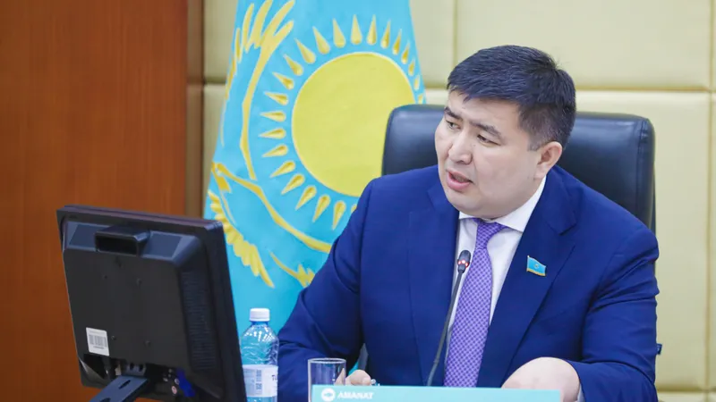 ەلنۇر بەيسەنباەۆ: ەل ازاماتتارى جاڭا كونستيتۋتسيا ەرەجەلەرىنىڭ 98%-ىن قولدايدى