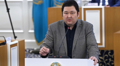 «بۇرىن-سوڭدى بولماعان مۇمكىندىك»: ساياساتتانۋشى حالىق كەڭەسى ارقىلى ساياساتقا كەلۋ شەگىنىڭ تومەندەۋى تۋرالى ايتتى