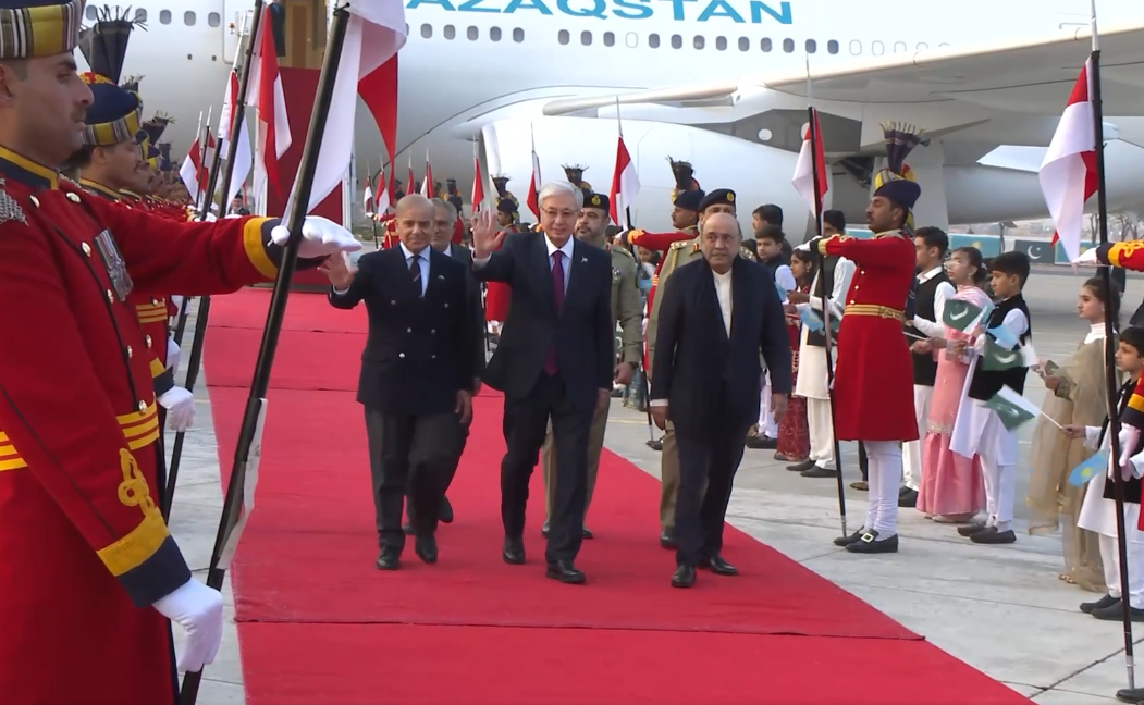 مەملەكەت باسشىسىن يسلاماباد اۋەجايىندا پرەزيدەنت اسيف الي زارداري قارسى الدى