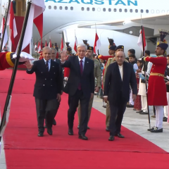 مەملەكەت باسشىسىن يسلاماباد اۋەجايىندا پرەزيدەنت اسيف الي زارداري قارسى الدى