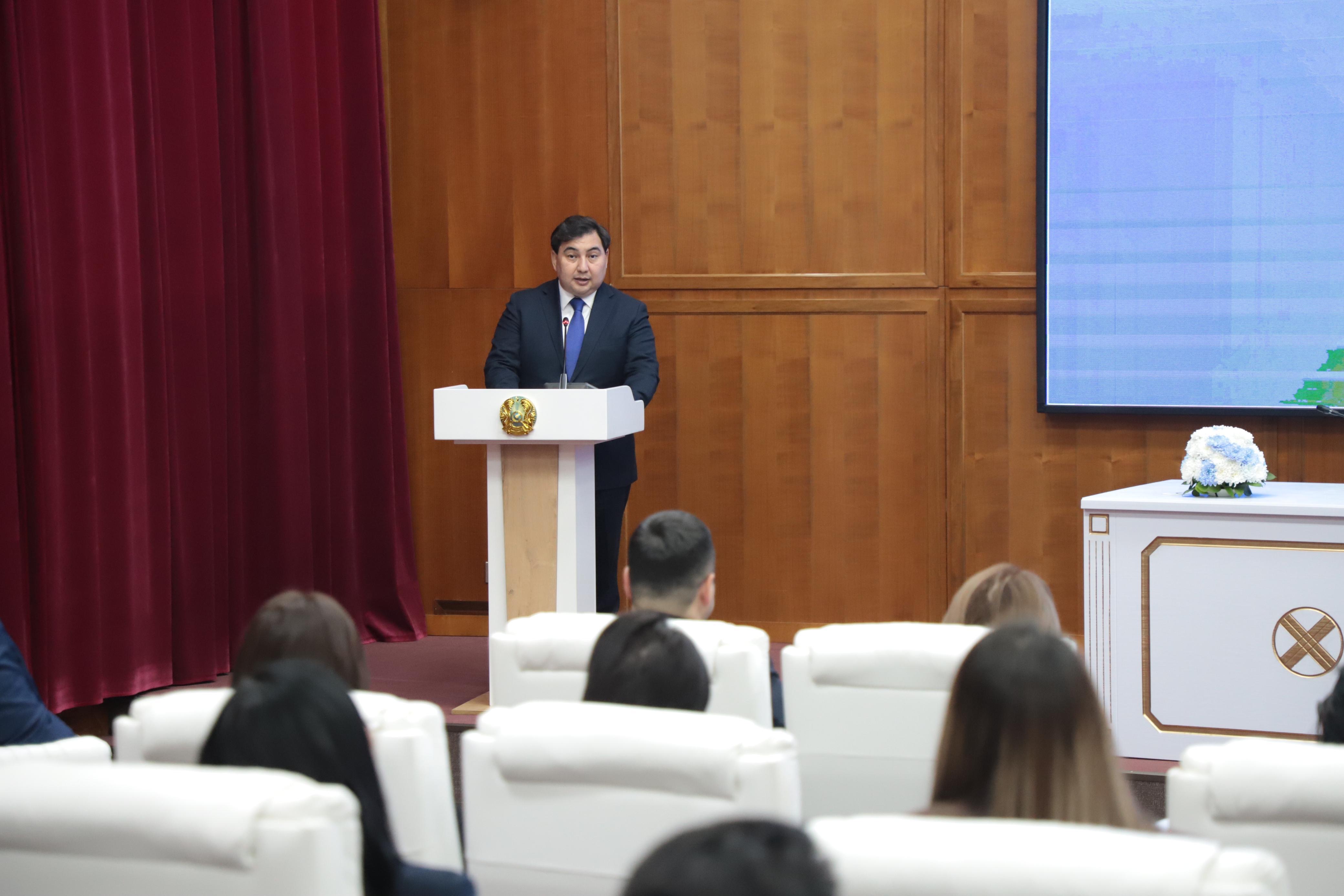 مەملەكەتتىك باسقارۋ اكادەمياسىندا جاڭا كونستيتۋتسيانىڭ جوباسى تالقىلاندى  