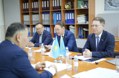 زاڭگەرلەر جاڭا كونستيتۋتسيانىڭ تۇجىرىمداماسىن تالقىعا سالدى