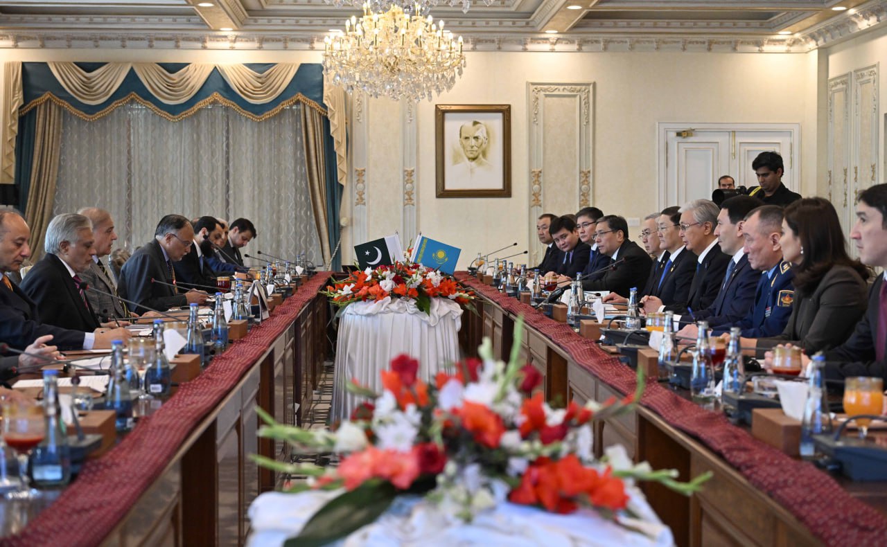 مەملەكەت باسشىسى پاكىستان پرەمەر-مينيسترىمەن كەڭەيتىلگەن قۇرامدا كەلىسسوز جۇرگىزدى
