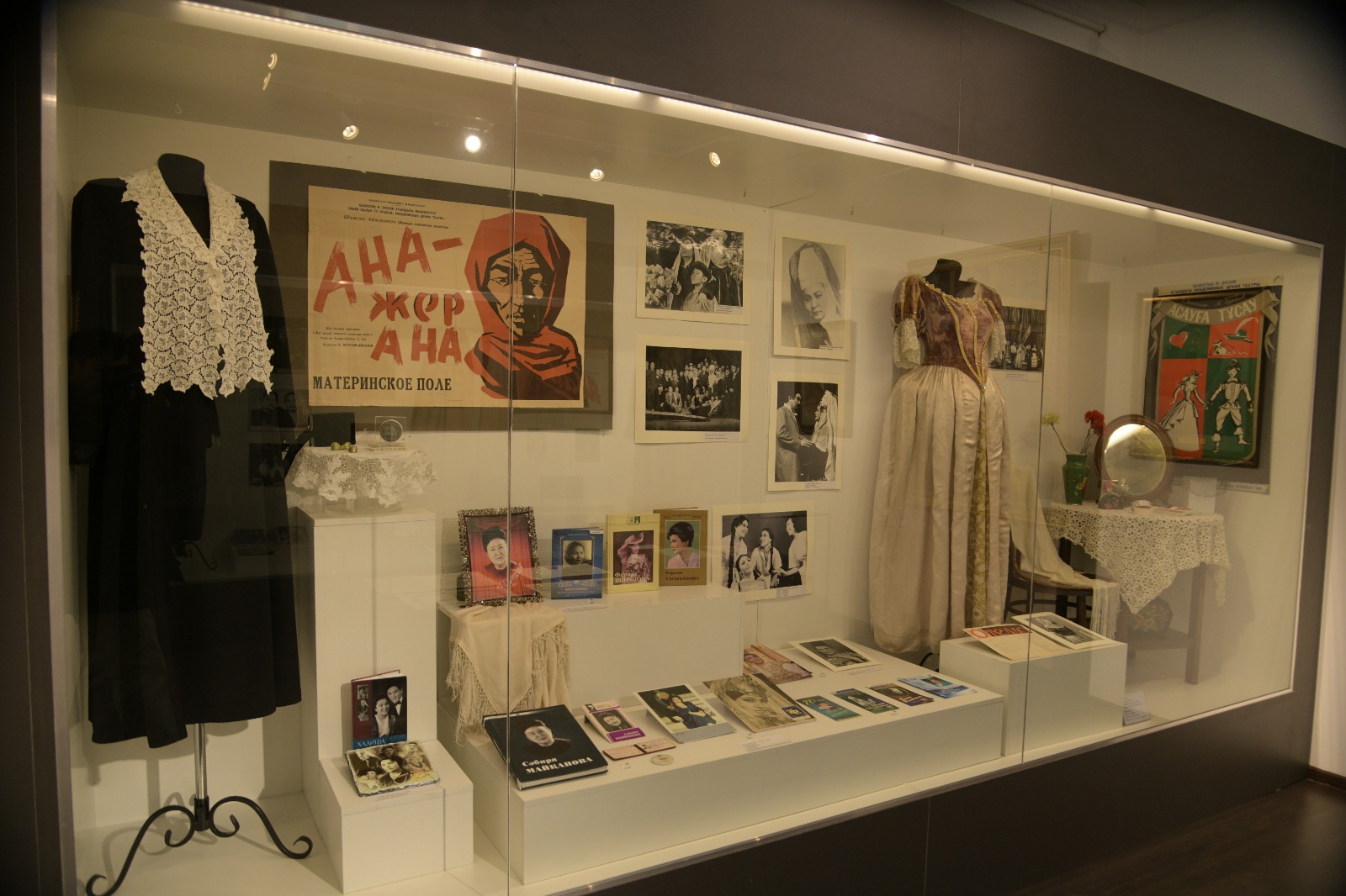 اكەمتەاتردىڭ ايرىقشا جادىگەرلىكتەرى