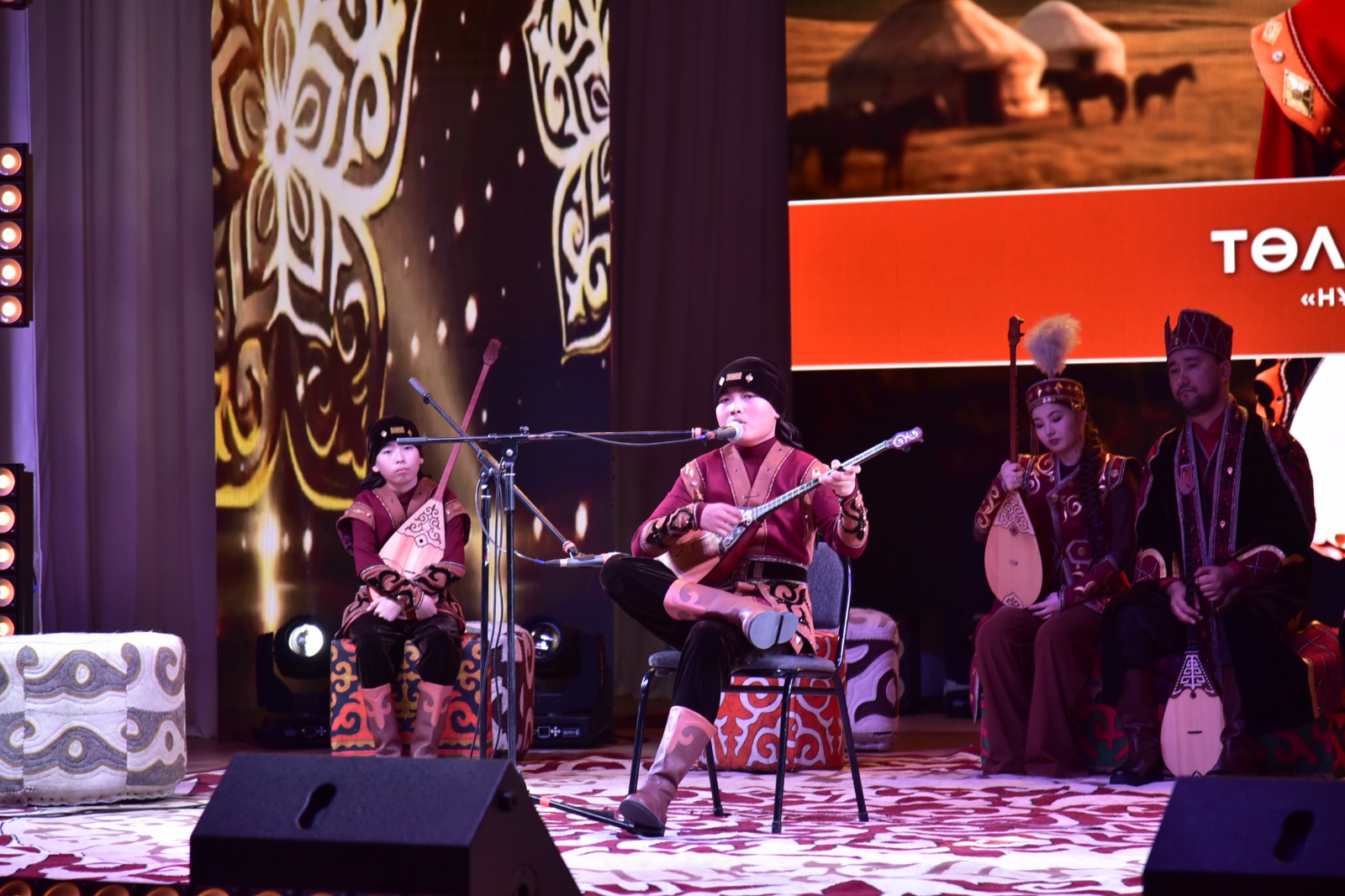 جاس جىرشىلار «قىرىمنىڭ قىرىق باتىرىن» جىرلادى