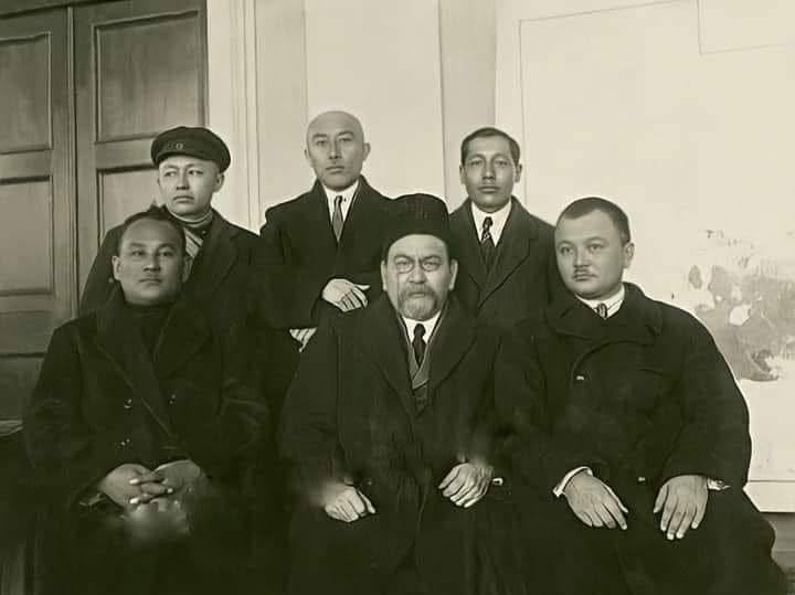 باكۋدە ءان سالعان امىرە