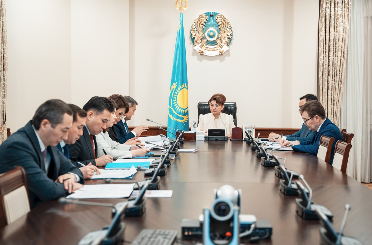 الەۋمەتتىك سالا: ىلگەرىلەۋ مەن ىركىلىستەر