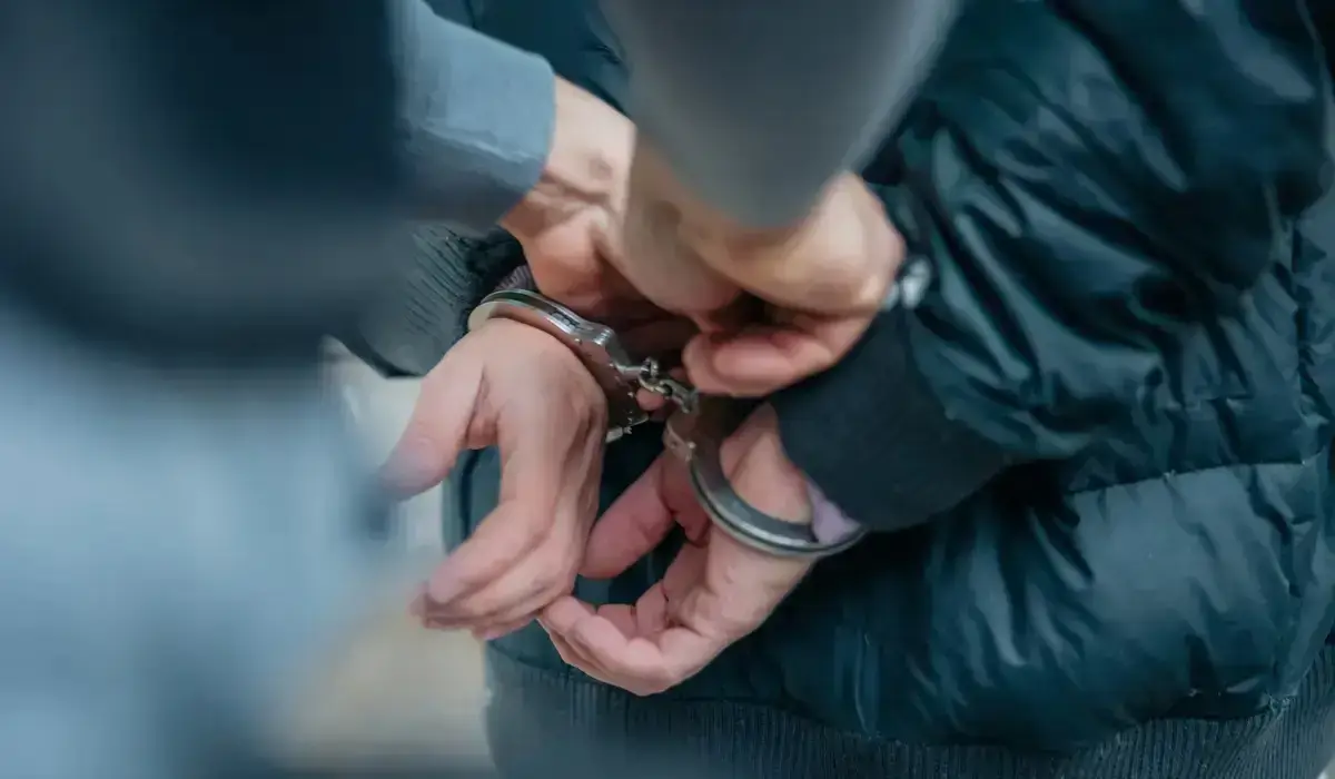 «بيزنەسىڭدى جاپتىرامىن»: شىمكەنتتە كاسىپكەردەن 20 ملن تەڭگە بوپسالاعان كۇدىكتى ۇستالدى