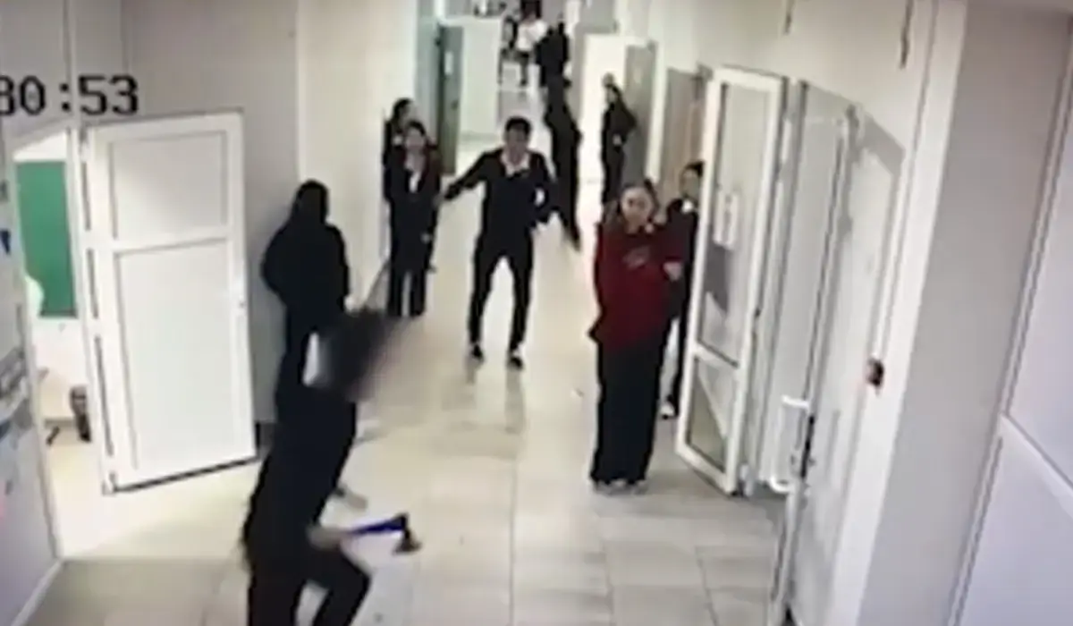 وقۋشى سىنىپتاسىنا بالتا الا جۇگىرگەن: قۇلسارىداعى مەكتەپتىڭ ديرەكتورى قىزمەتىنەن بوساتىلدى