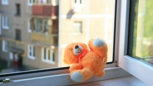 تارازدا اناسى ەكى بالاسىن تەرەزەدەن لاقتىرىپ جىبەردى