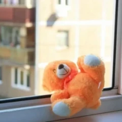 تارازدا ءبىر انا ەكى بالاسىن تەرەزەدەن لاقتىرىپ جىبەردى