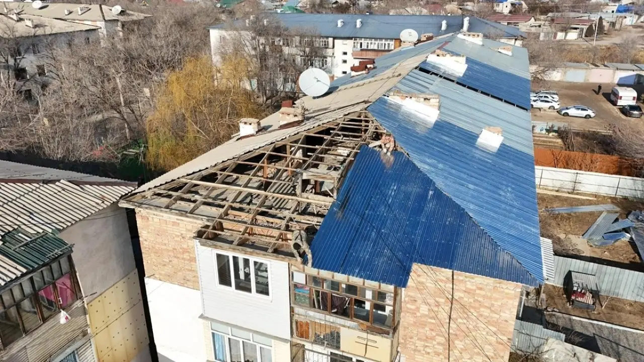 قوناەۆتا قاتتى جەل ۇيلەردىڭ شاتىرىن ۇشىرىپ اكەتتى