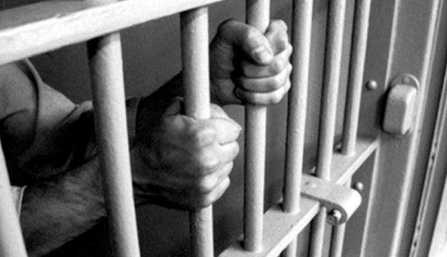 قىرعىزستاندا 17 جاستاعى قىزدى ولتىرگەن كۇدىكتى تەرگەۋ يزولياتورىندا كوز جۇمدى