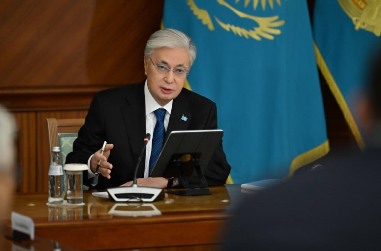 پرەزيدەنت: كونستيتۋتسيالىق كوميسسيانىڭ جۇمىسى بارىنشا اشىق جۇرگىزىلدى