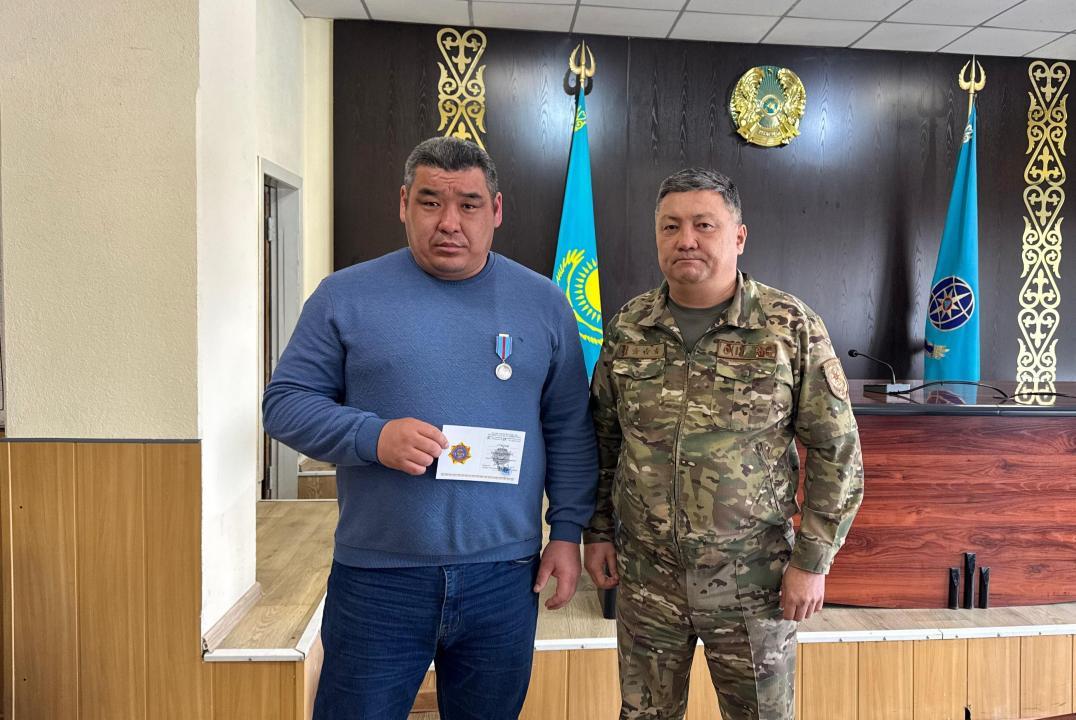 بالالاردى ورتتەن قۇتقارىپ قالعان مەكتەپ مۇعالىمى ماراپاتتالدى