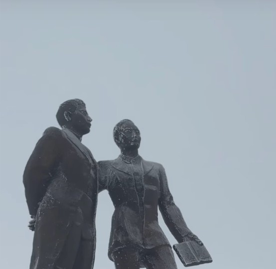 جۇلدىزداي جارق ەتكەن قالامگەر