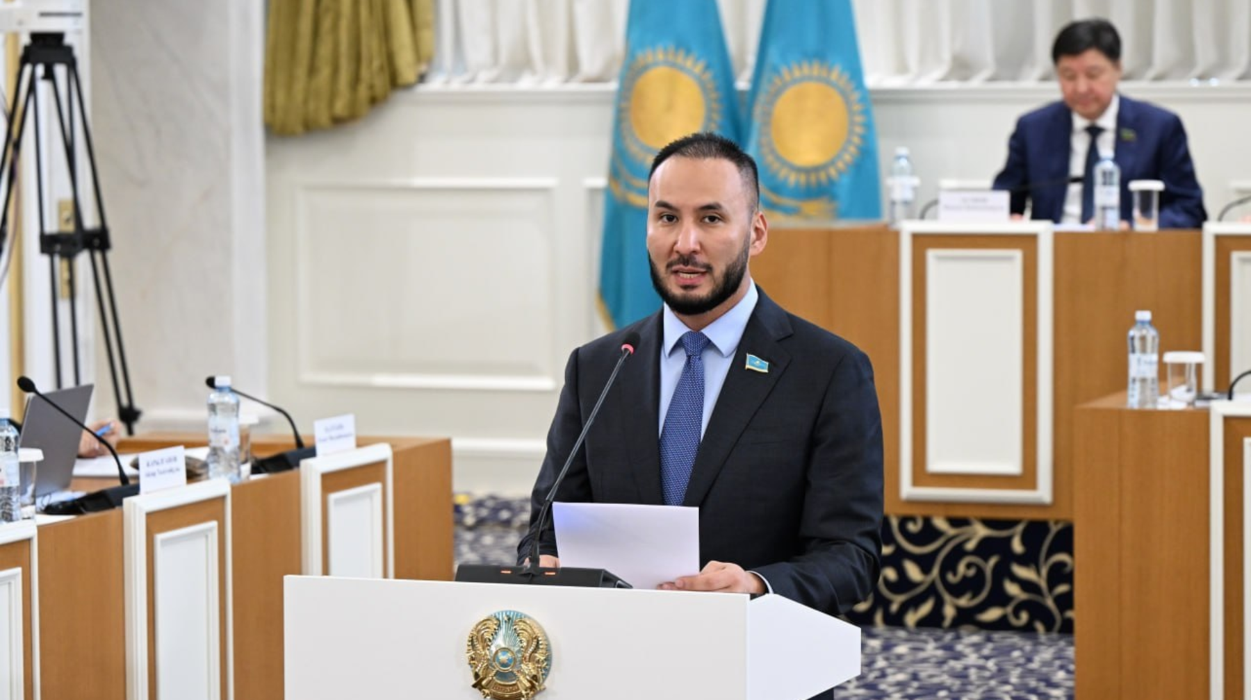 ايداربەك قوجانازاروۆ: جاڭا كونستيتۋتسيا مەملەكەتتىڭ دەربەس تاڭداۋىن جانە كەمەلدىگىن ايعاقتايدى