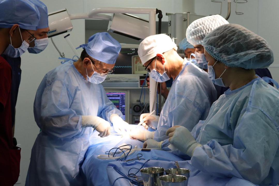 الماتىدا حيرۋرگتەر 31 ماگنيت جۇتىپ قويعان بالانىڭ ءومىرىن ساقتاپ قالدى