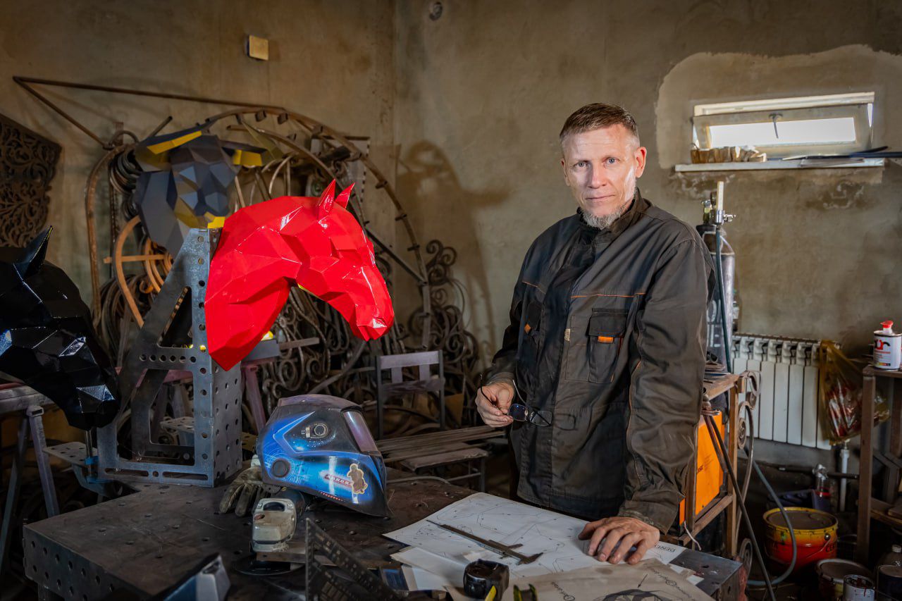 ەرەكشە ءمۇسىن جاسايتىن شەبەر