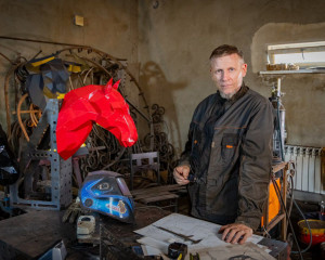 ەرەكشە ءمۇسىن جاسايتىن شەبەر