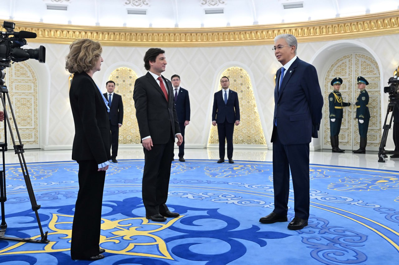 قاسىم-جومارت توقاەۆ ەلشىلەردەن سەنىم گراموتالارىن قابىلدادى