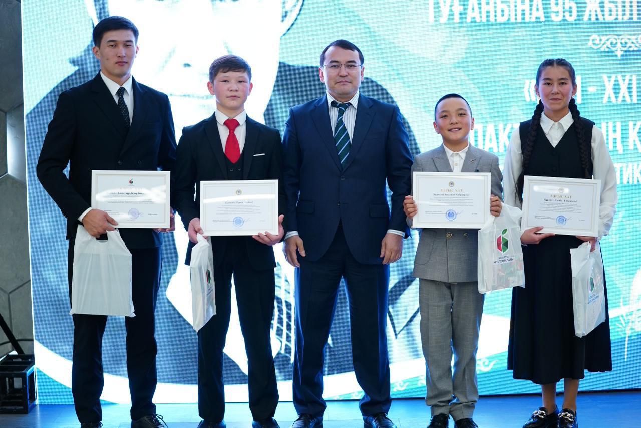 الماتىدا «مەن – ءححى عاسىر ۇرپاقتارىنىڭ قۇرداسىمىن» ادەبي سازدى كەش ءوتتى