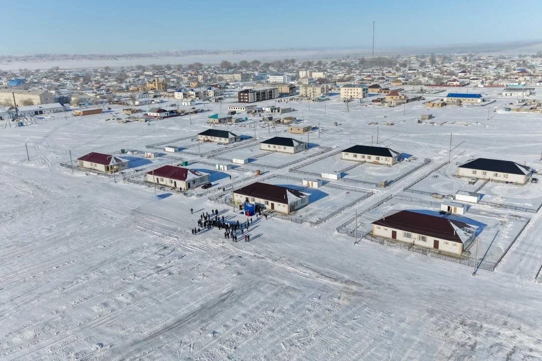 قونىس تويى تويلاندى, توقتاعان قۇرىلىس قوزعالدى