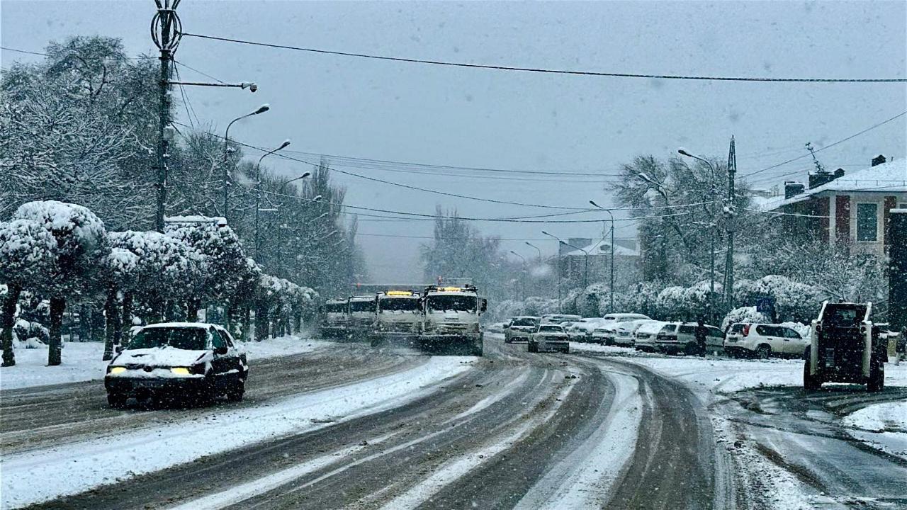 جامبىلدى ءبىر-اق ساتتە قار باستى: 300-دەن استام قىزمەتكەر كوشەلەردى قاردان تازارتىپ جاتىر