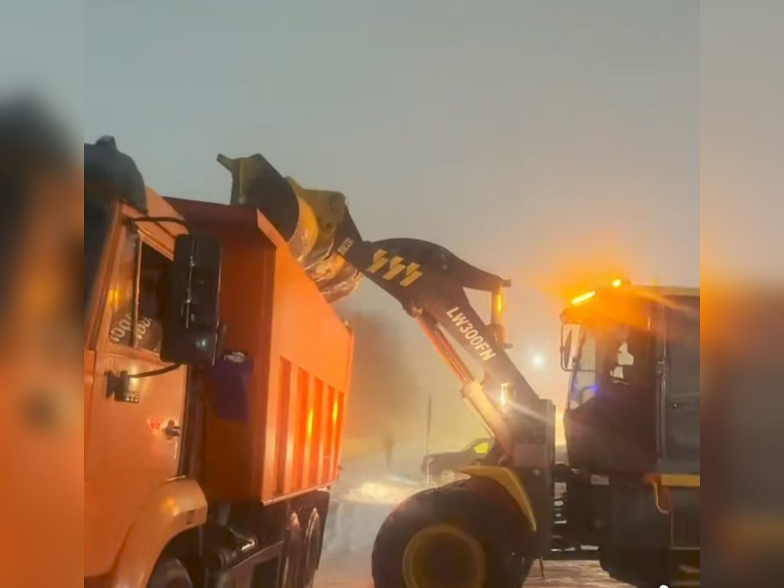 ساتباەۆتا قالىڭ قار جاۋدى: جول تازالاۋعا قانشا تەحنيكا جۇمىلدىرىلدى؟