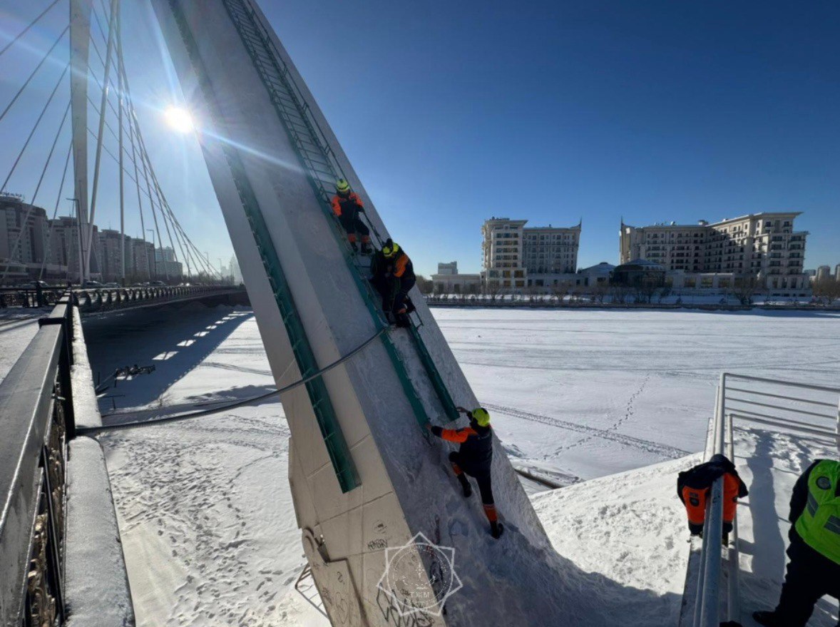 استانالىق قۇتقارۋشىلار كوپىردەن سەكىرمەك بولعان ەر ادامدى امان الىپ قالدى