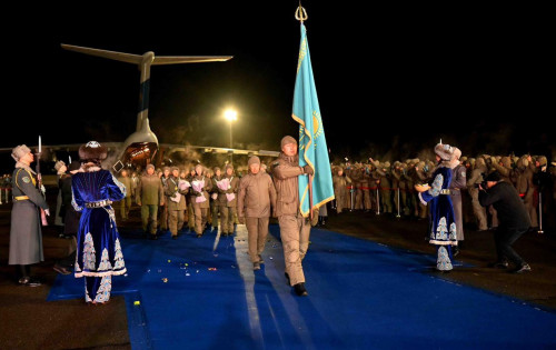 استانا اۋەجايىندا دۋبايدان ولجالى ورالعان ساربازداردى سالتاناتتى تۇردە قارسى الدى