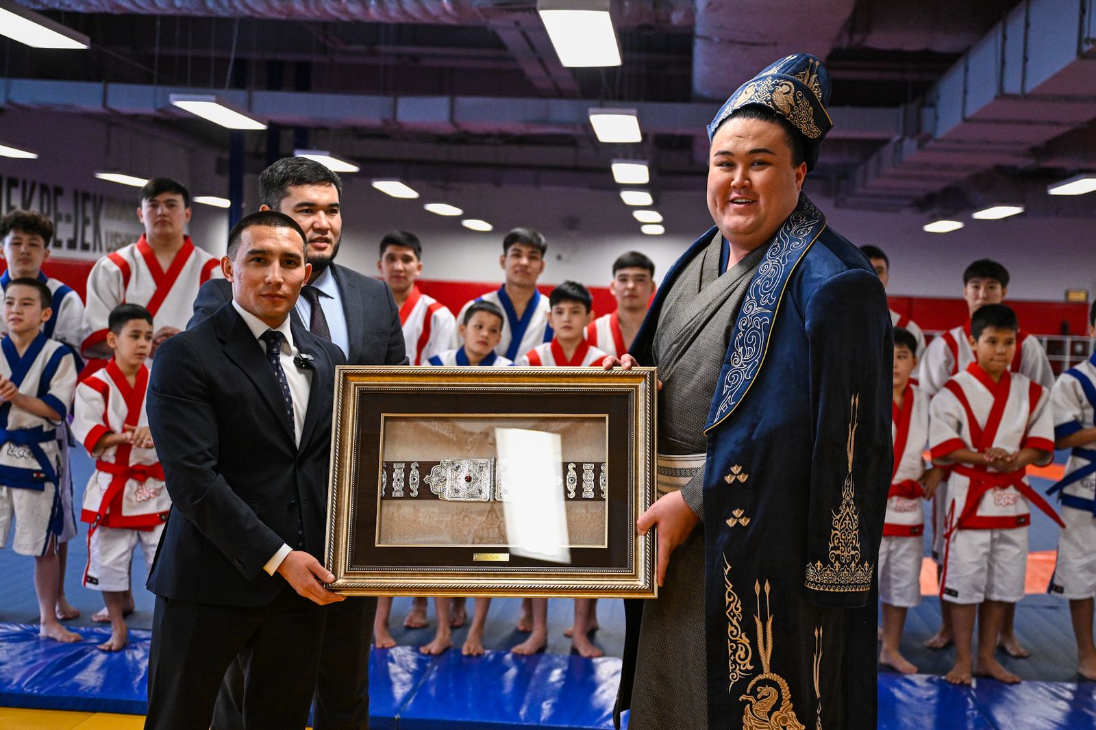 جاپونيانى مويىنداتقان ەرسىن بالتاعۇل بالۋاندارعا ءادىس-تاسىلدەرىن كورسەتتى