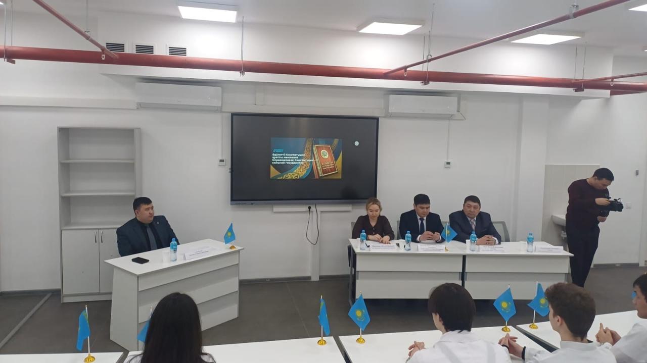 مەديتسينا فاكۋلتەتىنىڭ ستۋدەنتتەرى جاڭا كونستيتۋتسيا جوباسىن تالقىلادى