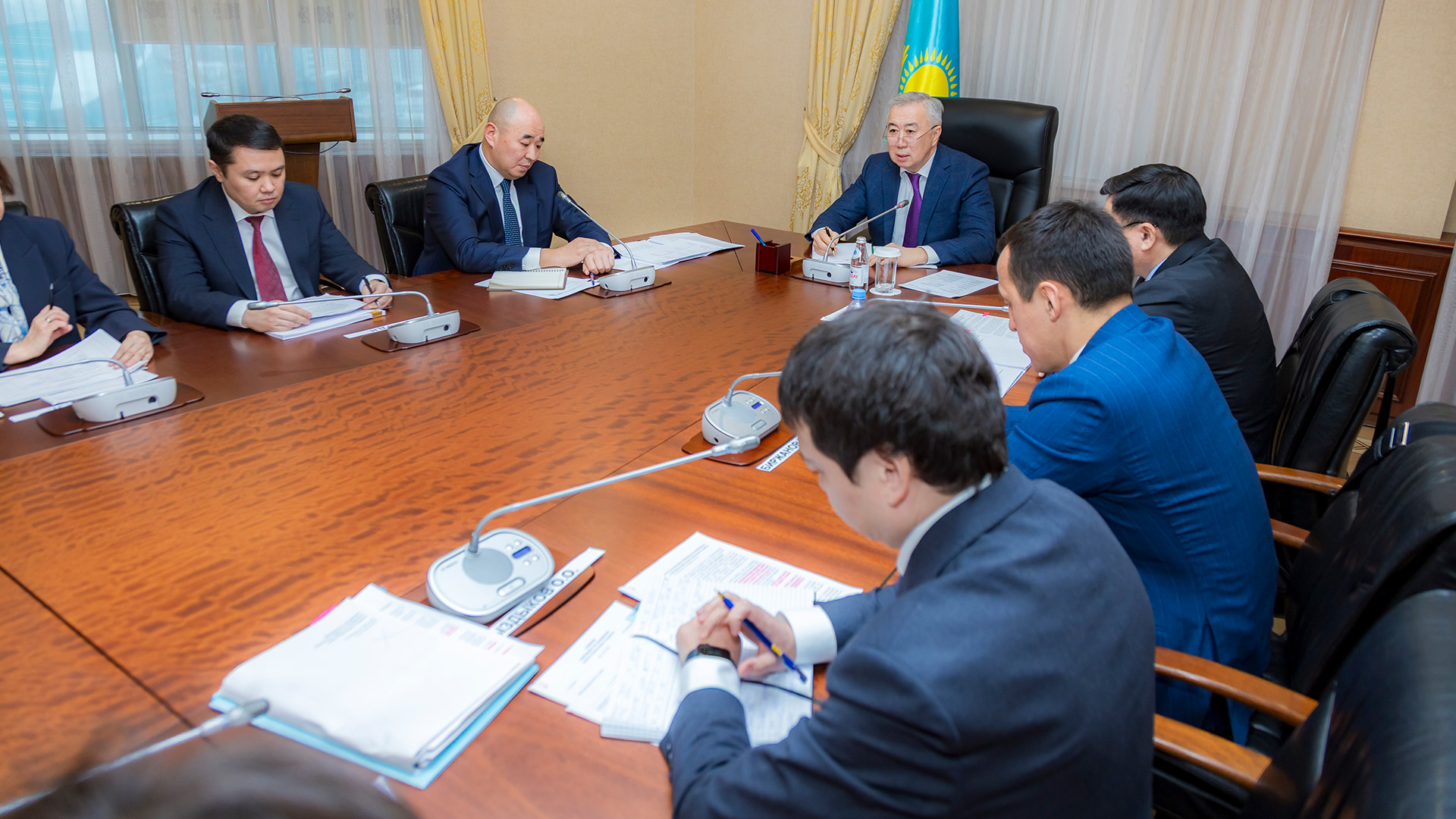 قارجى سەكتورىنا سالىق سالۋ جايى قارالدى