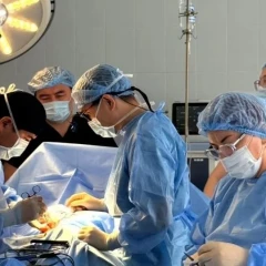 دارىگەرلەر تراكتوردىڭ استىنا تۇسكەن اۋىل تۇرعىنىن امان الىپ قالدى