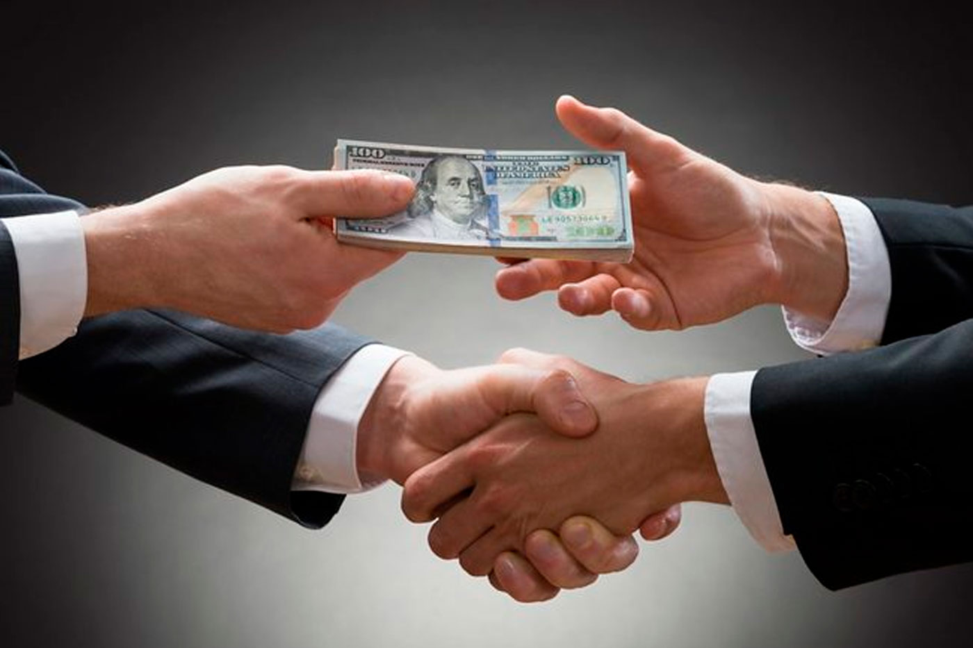 اقتوبەدە پروكۋرور ۇستالدى: شەنەۋنىك 10 ملن تەڭگە پارا الدى دەگەن كۇدىككە ءىلىندى