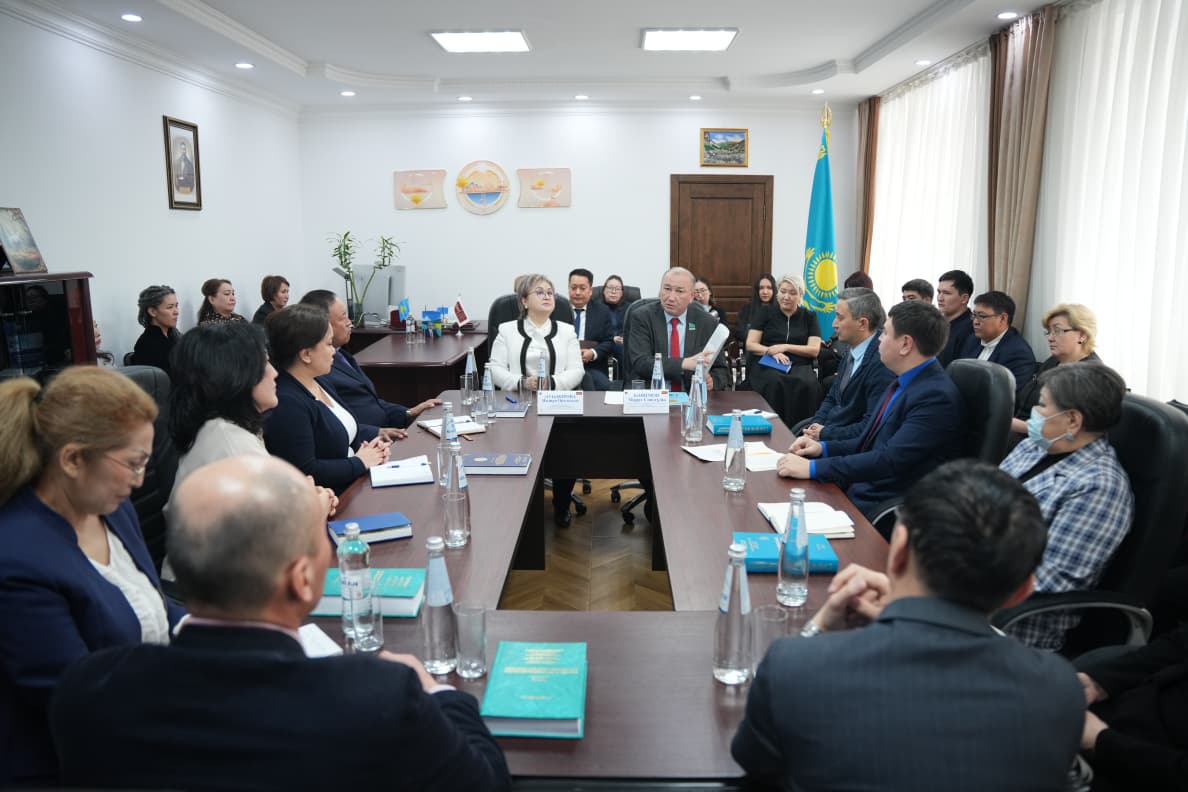 استانادا جاڭا كونستيتۋتسيا جوباسى بويىنشا ساراپتامالىق تالقىلاۋ ءوتتى