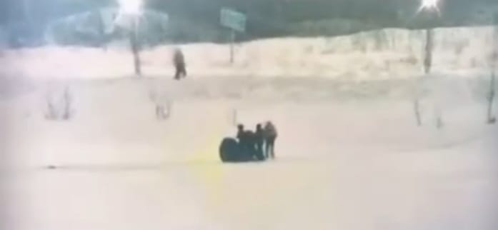 استانادا پوليتسەيلەر مۇز قۇرساۋىندا قالىپ قويعان بالىقشىنى قۇتقاردى