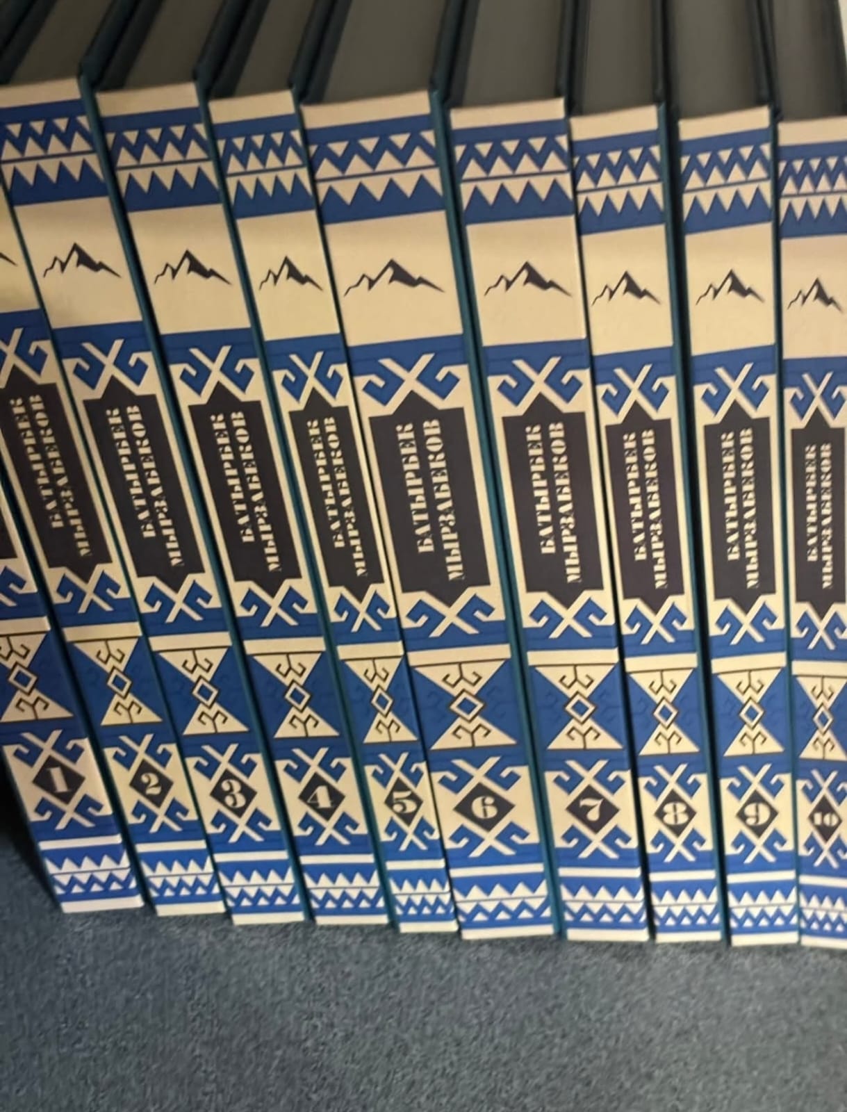 بەلگىلى جۋرناليست باتىربەك مىرزابەكوۆتىڭ شىعارمالار جيناعىنىڭ تۇساۋى كەسىلدى