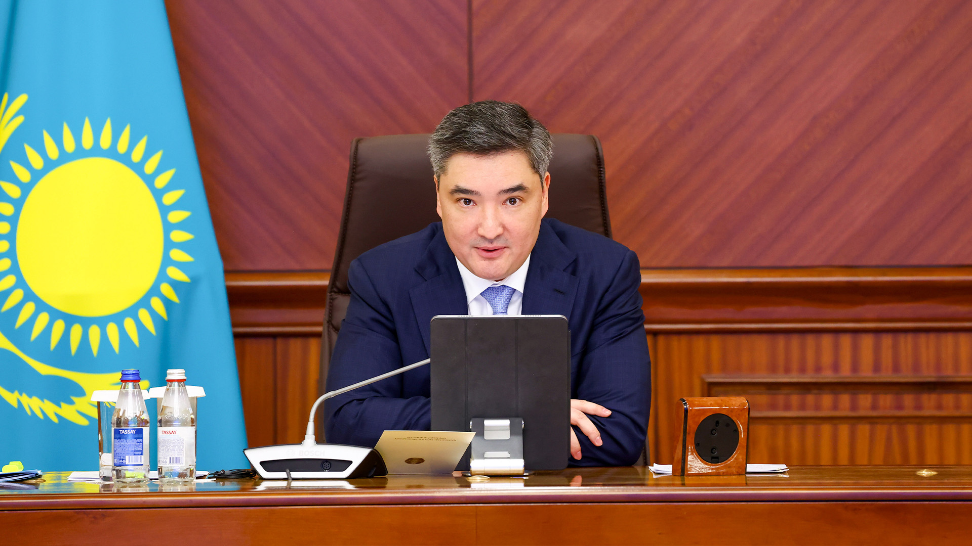 جاڭا كونستيتۋتسيا – ورنىقتى ەكونوميكالىق ءوسىمنىڭ ىرگەتاسى: ولجاس بەكتەنوۆ ينۆەستيتسيالىق احۋال جونىندەگى كەڭەس وتكىزدى