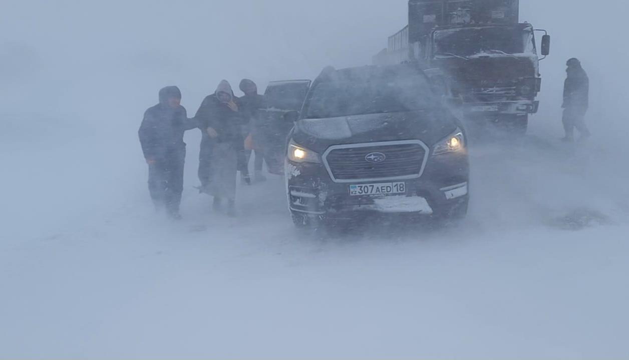 اباي جانە باتىس قازاقستان وبلىستارىندا 20-دان استام جولاۋشى قار قۇرساۋىنان قۇتقارىلدى