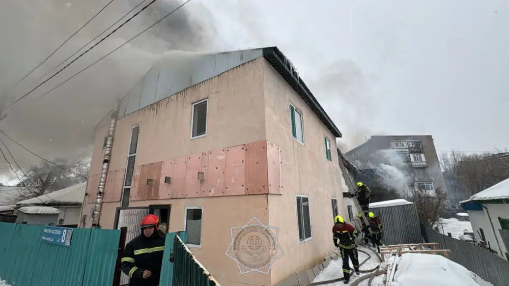 استانادا ەكى قاباتتى عيماراتتىڭ شاتىرى جانىپ جاتىر