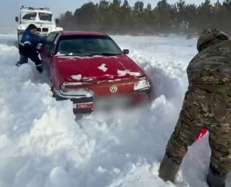 قوستاناي وبلىسىندا ون ءۇش ادام قار قۇرساۋىنان قۇتقارىلدى