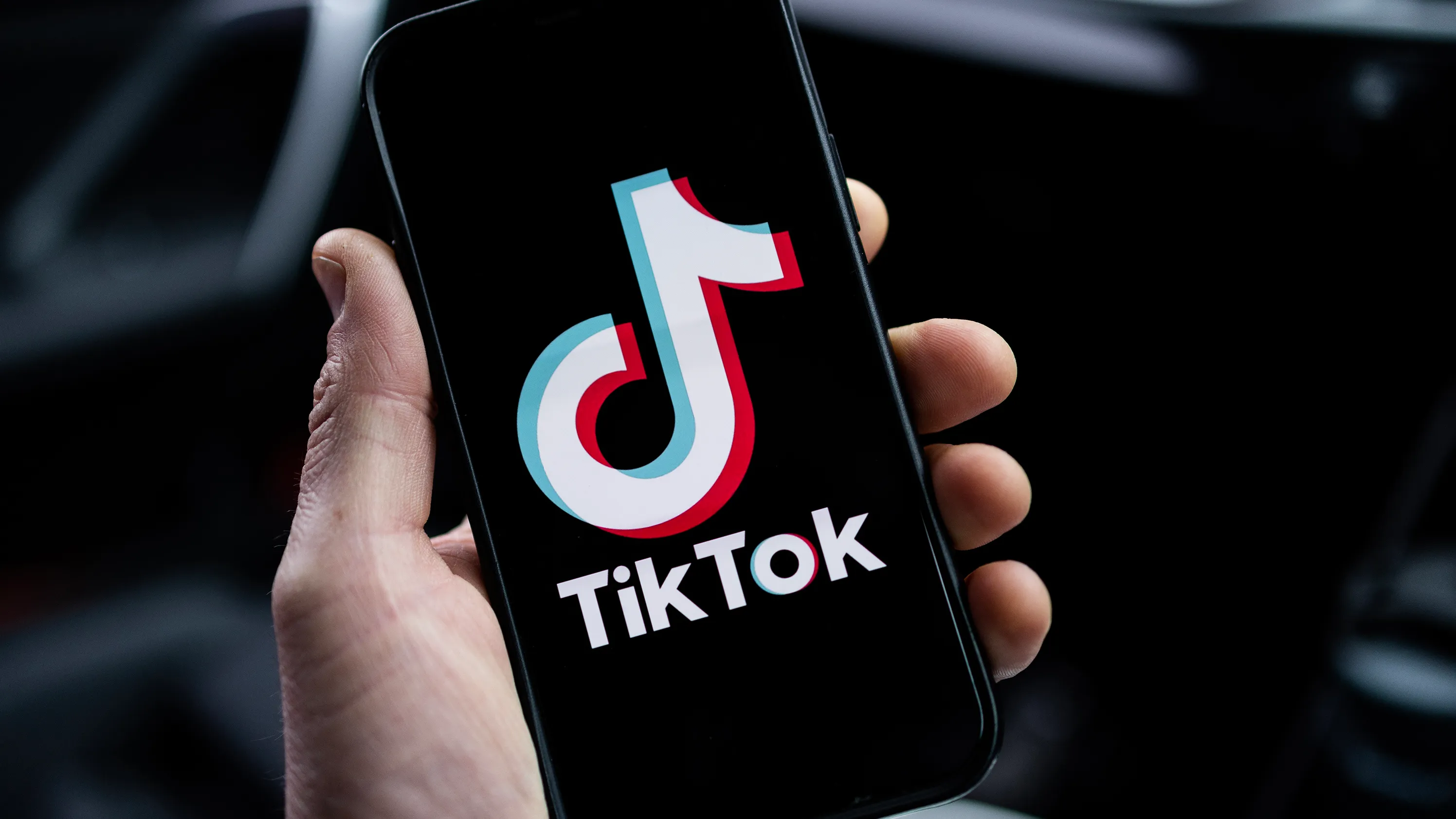 TikTok داۋىرىندەگى جۋرناليستيكا: قىسقا ۆيدەو قوعامعا نە بەرىپ جاتىر؟